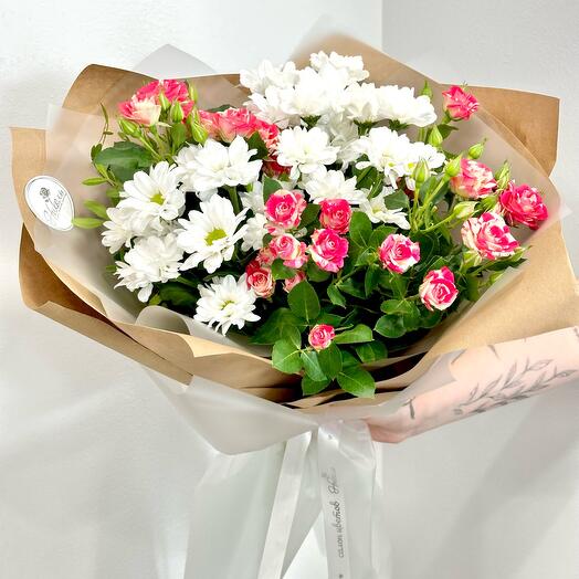 Букет из кустовых роз и хризантем