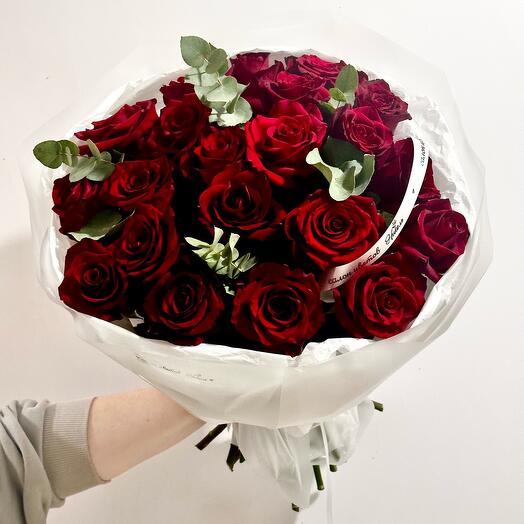 Букет из 21 эквадорской розы и эвкалипта