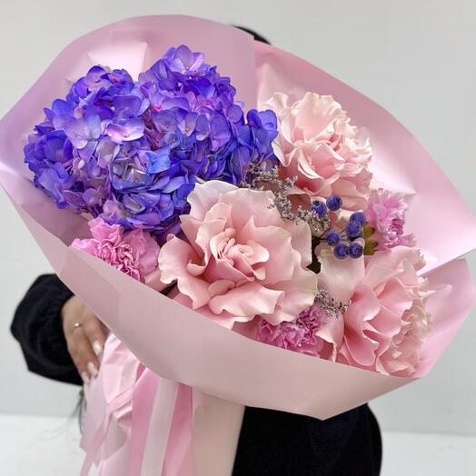 Сборный букет с гортензией и розами