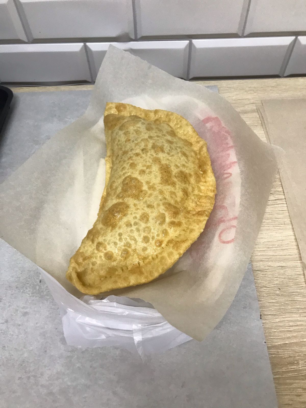 Чебурек с сыром, зеленью и помидором
