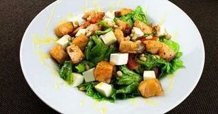 Салат с жареной семгой