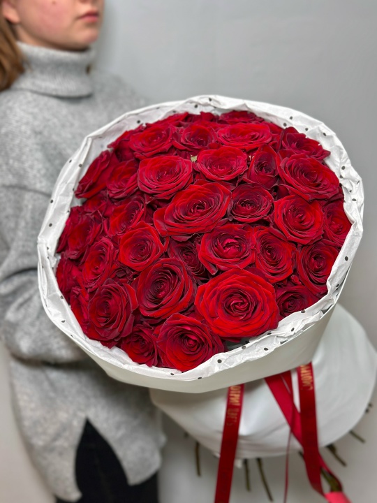 41 красная красная роза в белой упаковке «Раффаэлло»