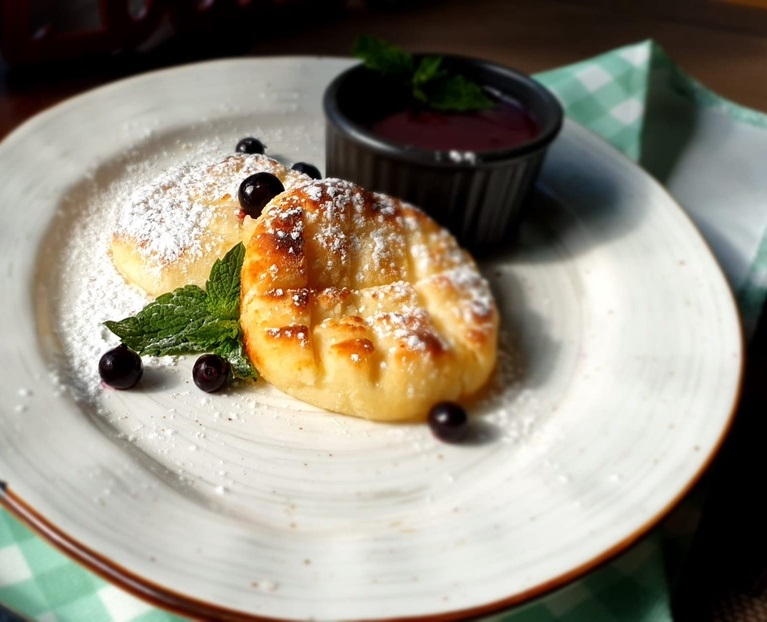 Сырники с адыгейским сыром с изюмом