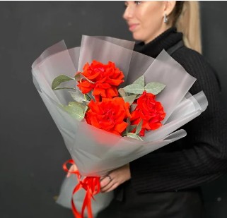 Стильный букет из крупных французских алых роз