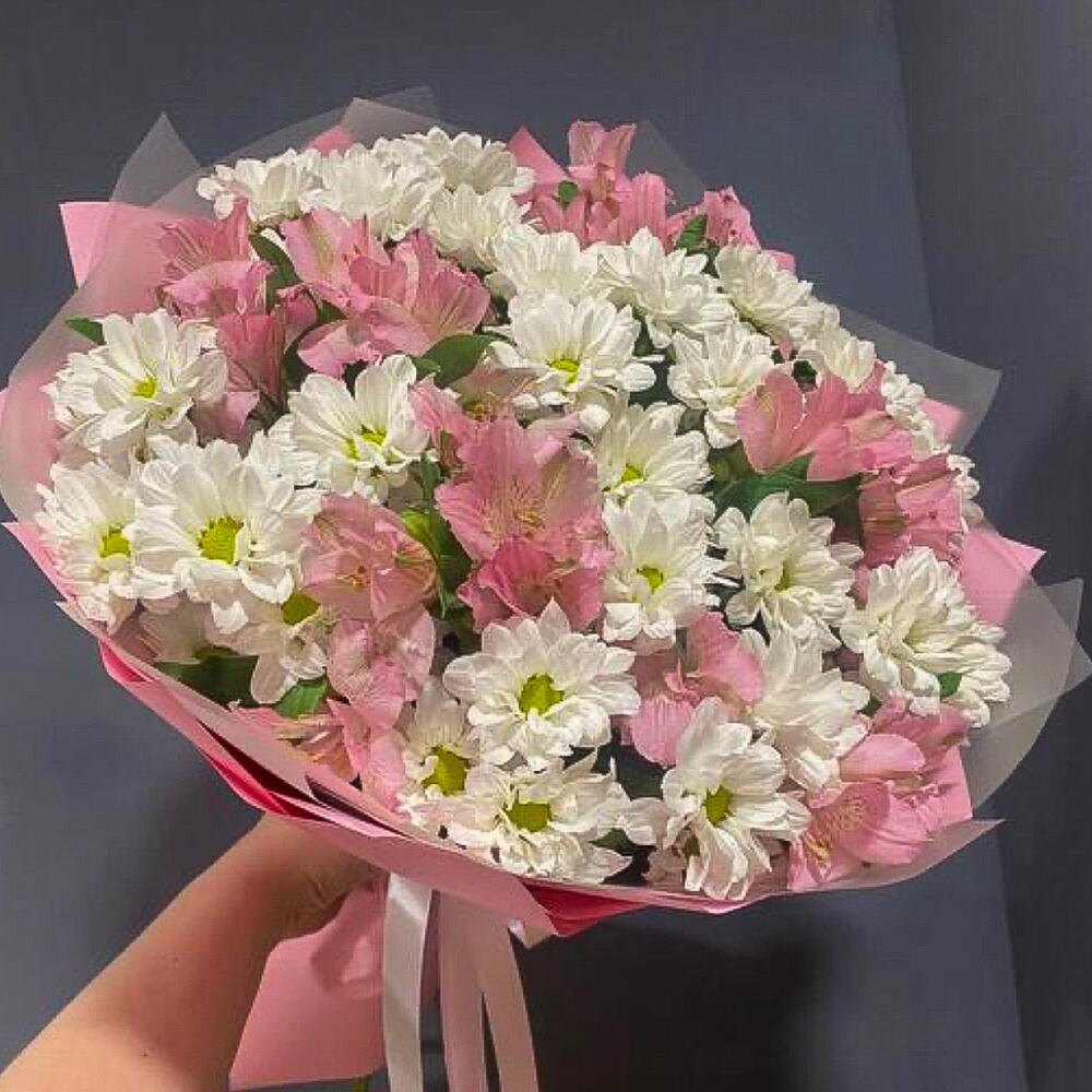 Нежный букет из хризантем и альстромерий