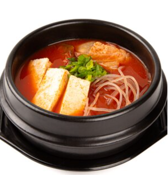 Острый суп с капустой кимчи, свининой и тофу