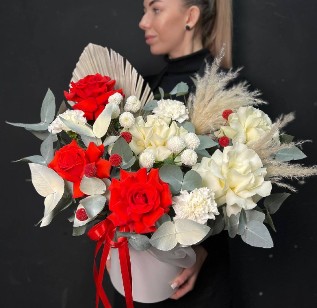 Шляпная коробка с яркими французскими розами и краспедией