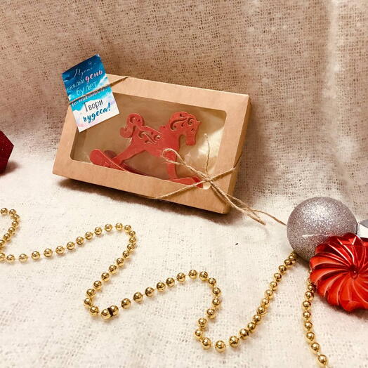 Лошадь красная