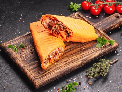 Шаурма с телятиной, грибами и сыром в сырном лаваше