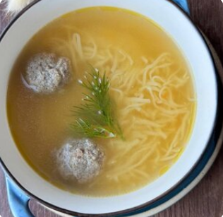 Куриный бульон с фрикадельками и яичной лапшой