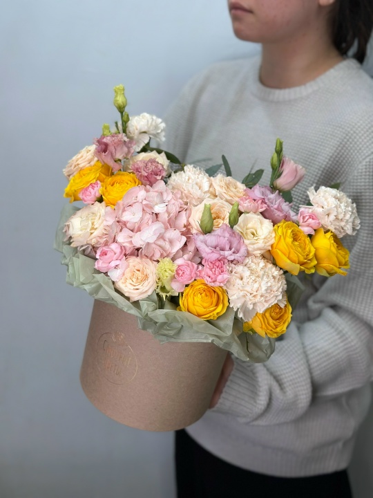 Розовая гортензия ,желтые кустовые пионовидные розы с эустомой в крафтовой коробке
