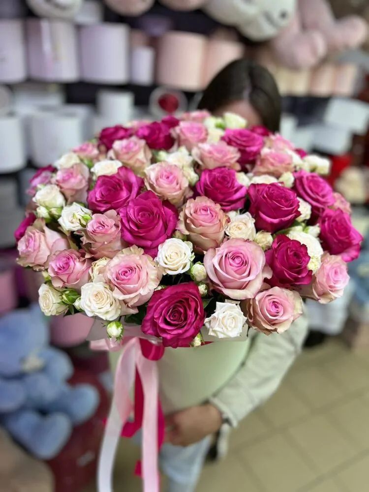 Композиция в большой коробке из микса одноголовых сортовых роз и нежно-кремовой кустовой розой