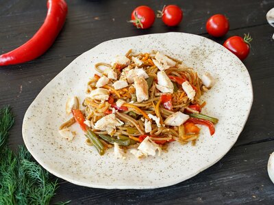 Вок с курицей с гречневой лапшой