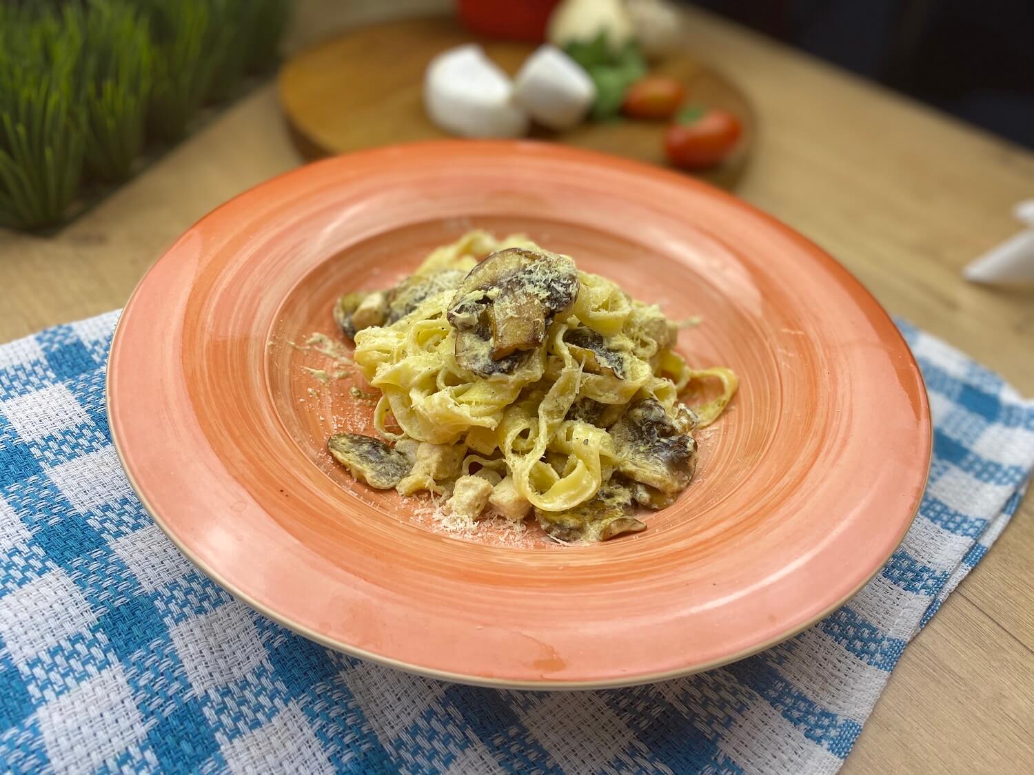 Паста Феттучини с грибами и курицей
