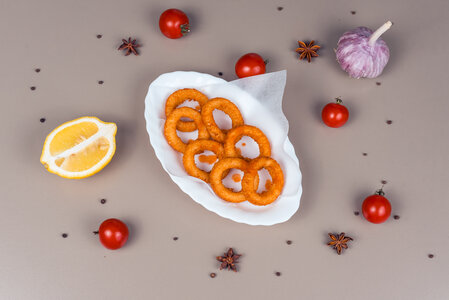 Луковые кольца с соусом табаско