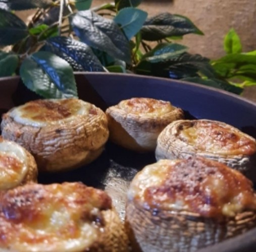 Шампиньоны запечёные с беконом и сыром