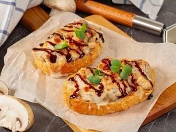 Брускетты с жульеном