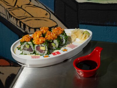 Ролл с тунцом, тартаром из манго и шпинатом