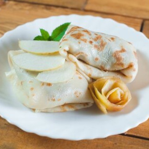Блинчик с яблоками и вареной сгущенкой