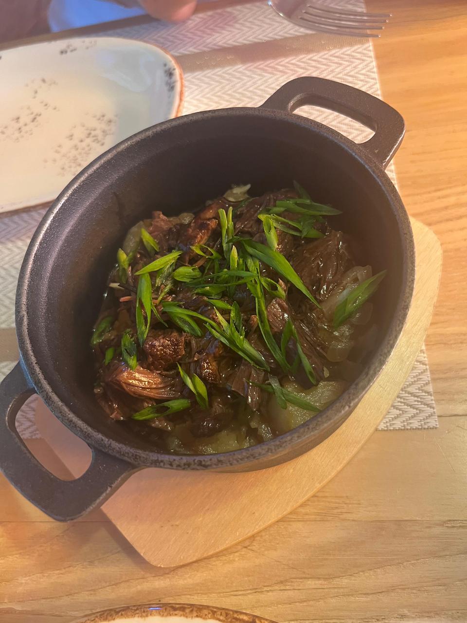 Жаркое с телячьими щёчками