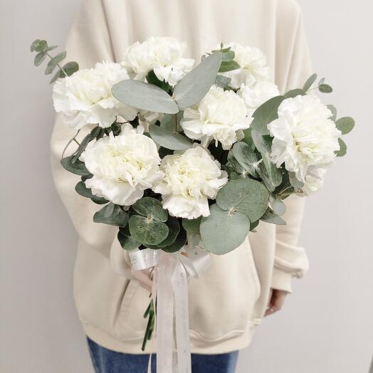 Свадебный букет невесты из диантусов и эвкаирта