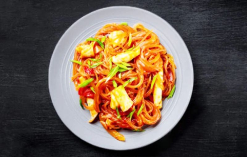 Фунчоза с креветками, овощами и кунжутом
