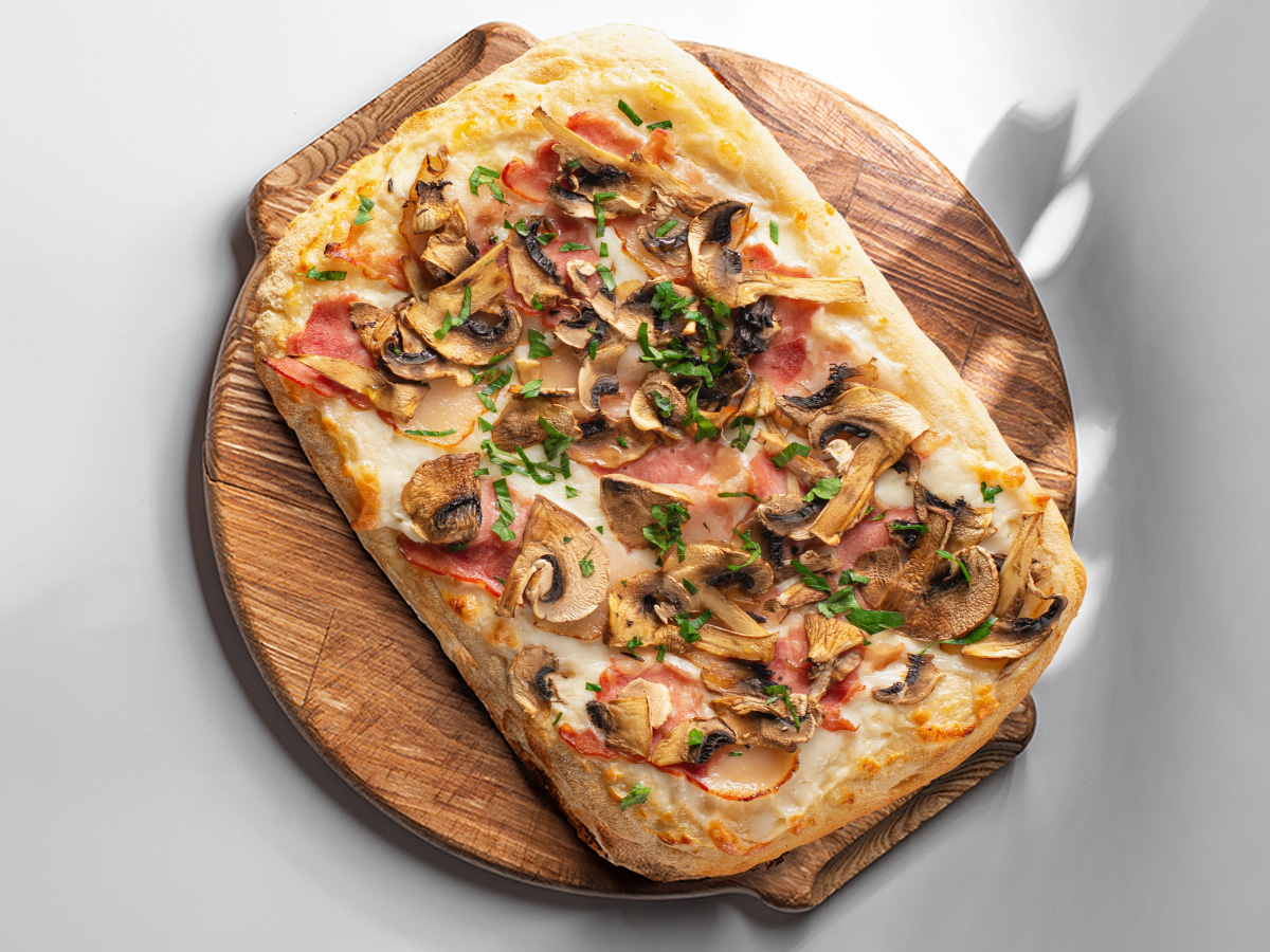 Пицца с грибами и беконом с трюфельным маслом