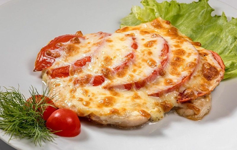 Запеченная курочка с помидорами