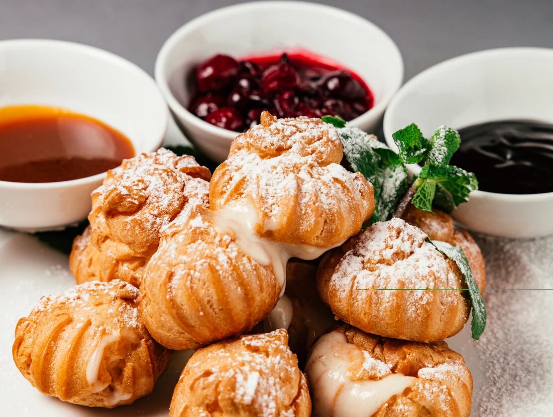 Профитроли (карамельный соус)