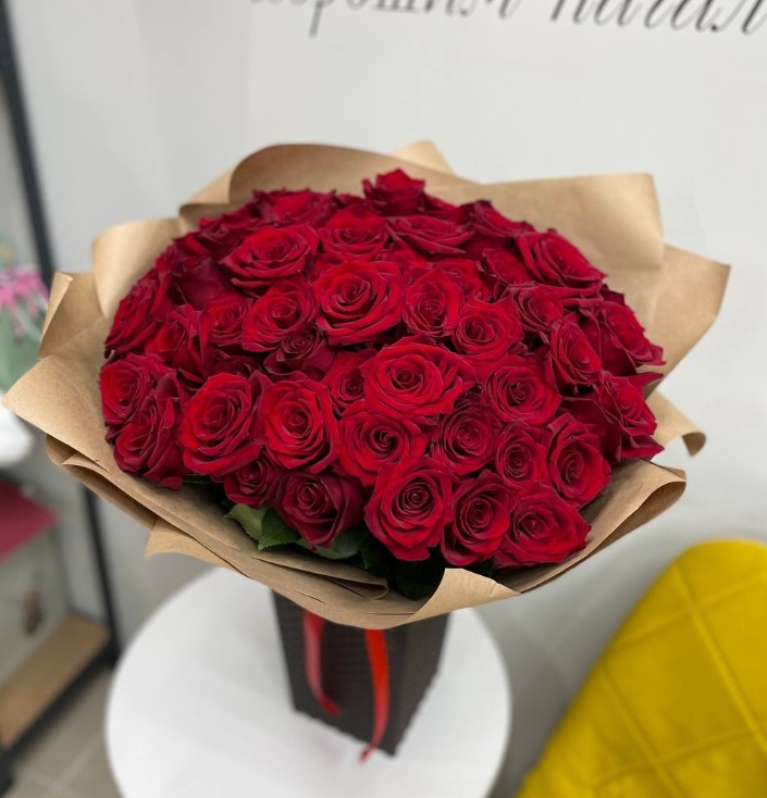 Букет из 51 розы в крафте