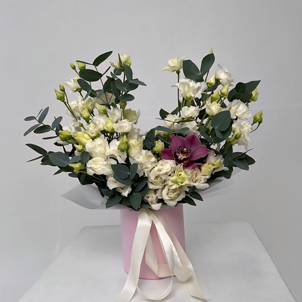 №132 Коробочка с эустомой и эвкалиптом в размере M