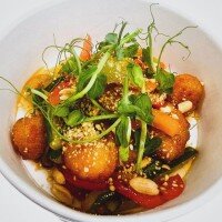 Хрустящие креветки с овощами и орехами 280г