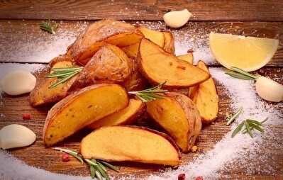 Картофельные дольки с чесноком