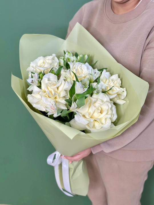 Букет с белыми французскими розами и альстромерией