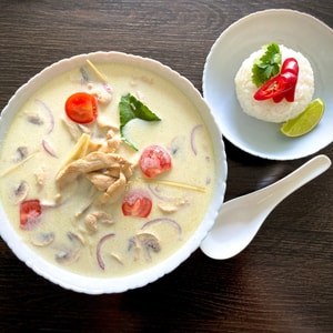 Том Кха с курицей