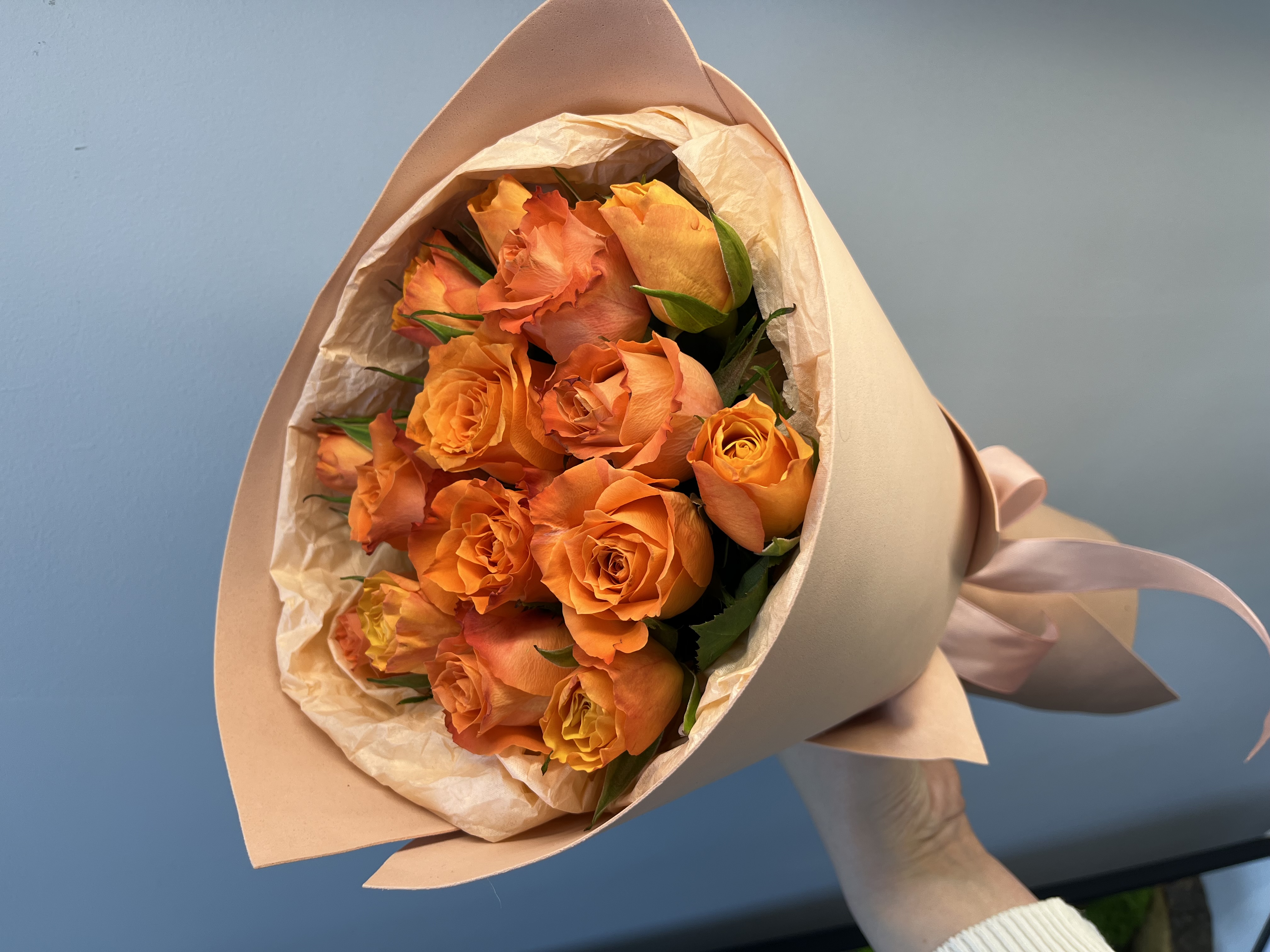 15 апельсиновых роз в упаковке 