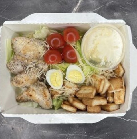 Салат Цезарь с курицей