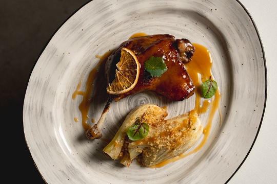 Утиная ножка конфи с фенхелем и апельсиновым соусом