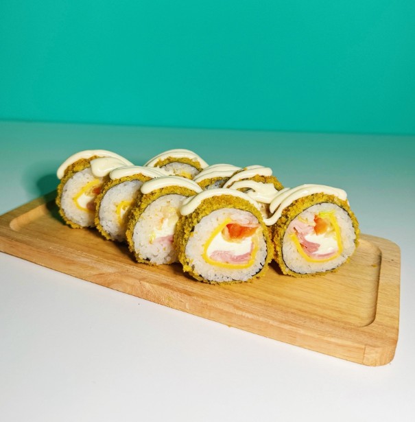 Жареный ролл сырный бекон