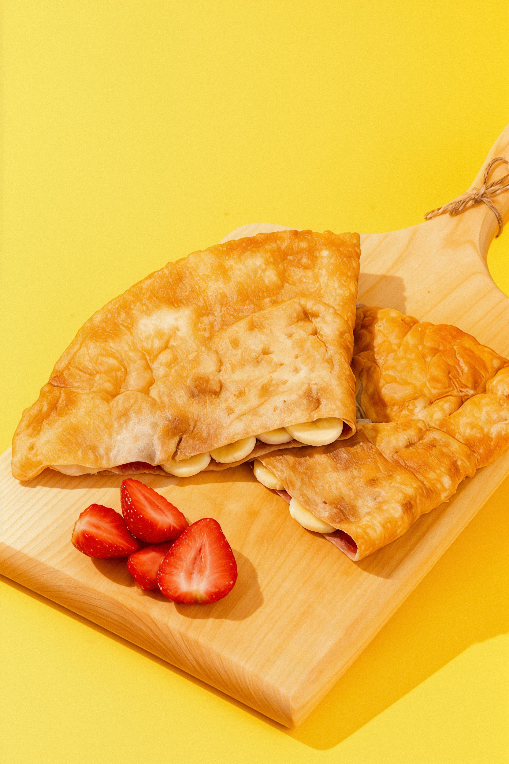 Чебурек с клубникой и бананом