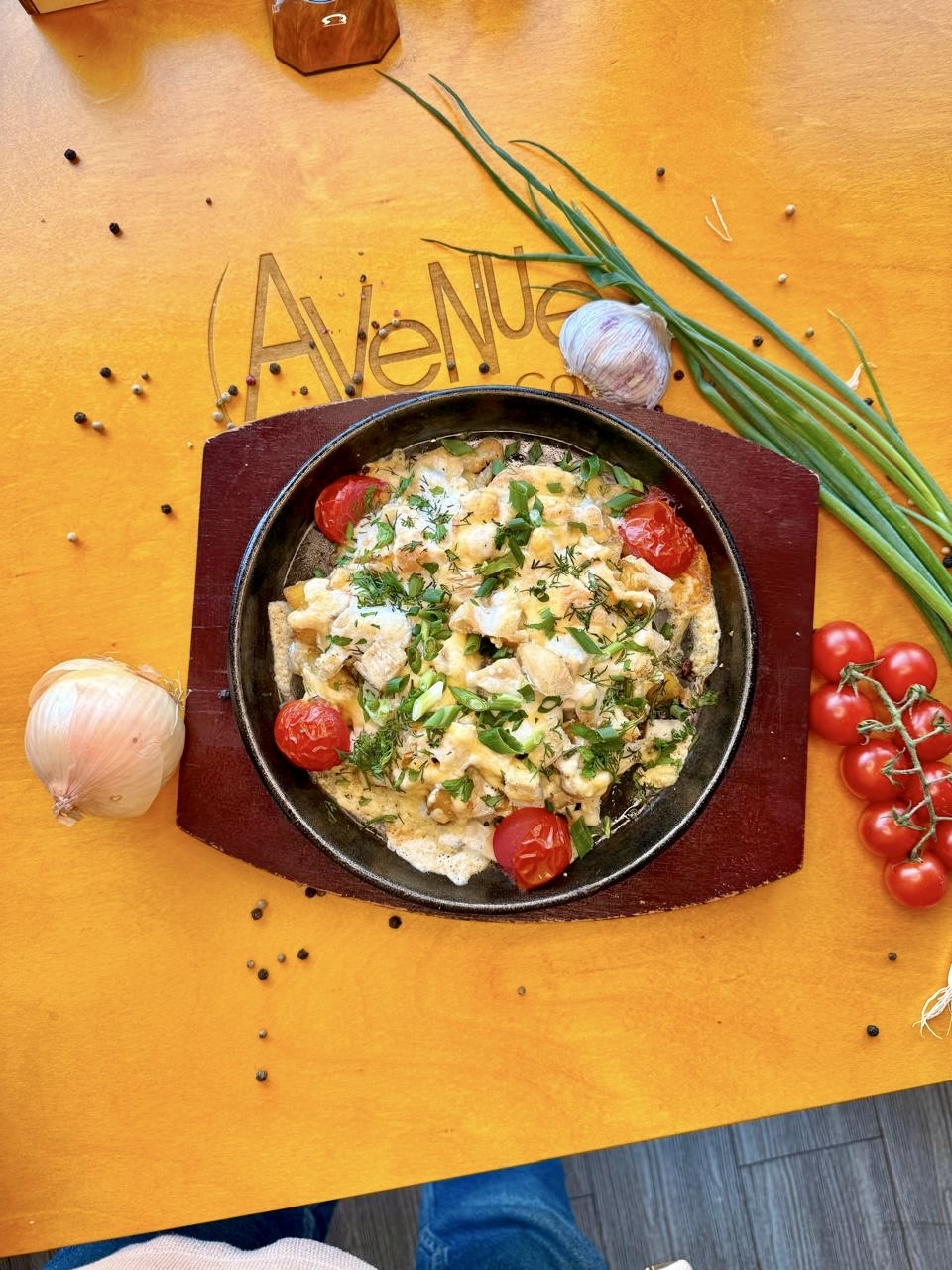 Горячая сковородка с курицей