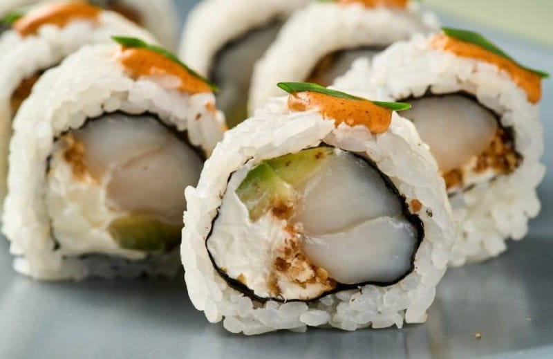 Ролл с гребешком и авокадо под соусом спайси