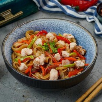 С курицей, овощами и соусом