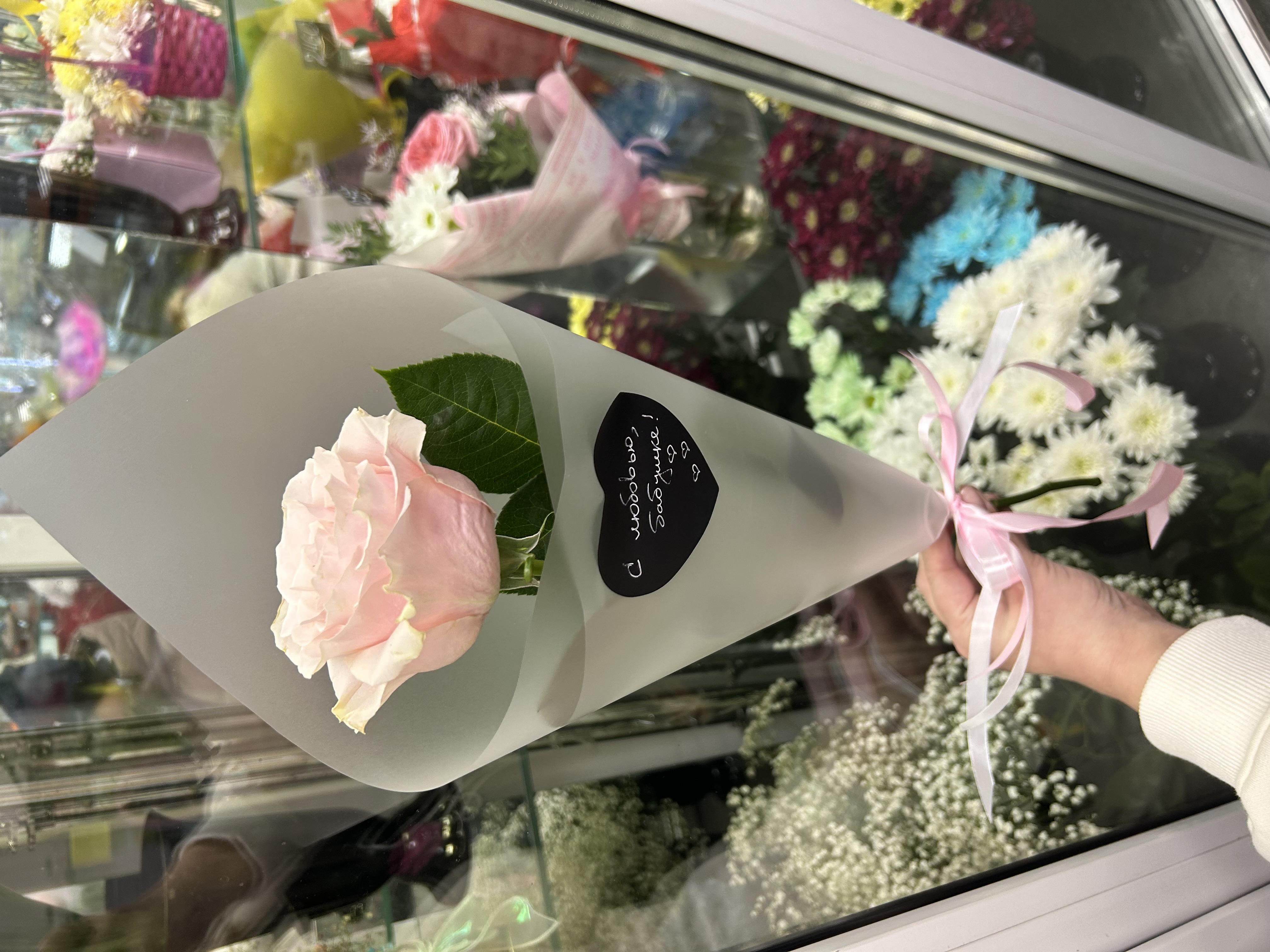 Роза в упаковке с пожеланием