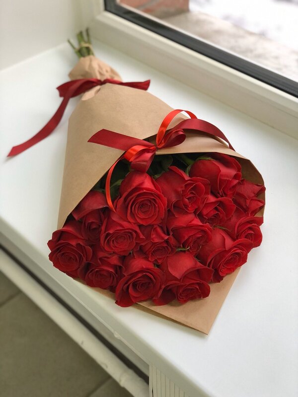 Букет из 15 алых голландских роз в крафте