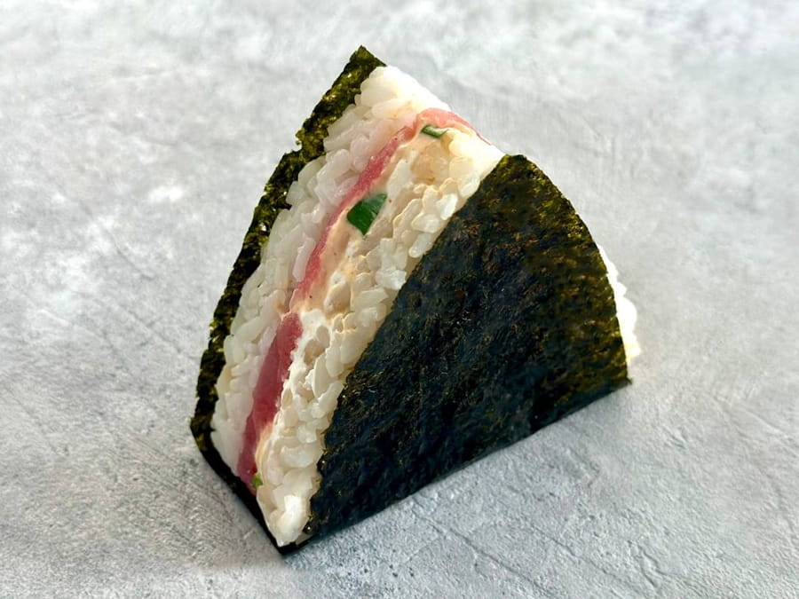 Онигири с тунцом