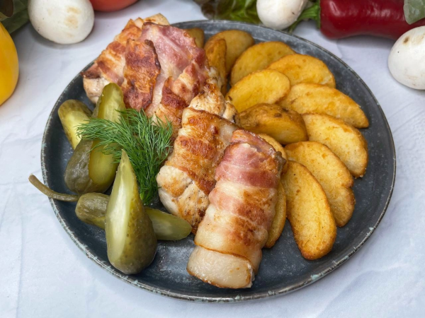 Курица в беконе с дольками