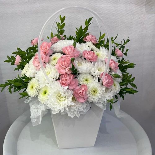 Букет из кустовых хризантем и кустовых гвоздик, в сумочке (к1136)
