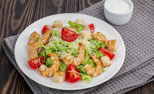 салат Цезарь с креветками