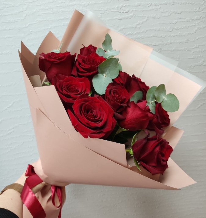 Букет роз с эвкалиптом 11 шт